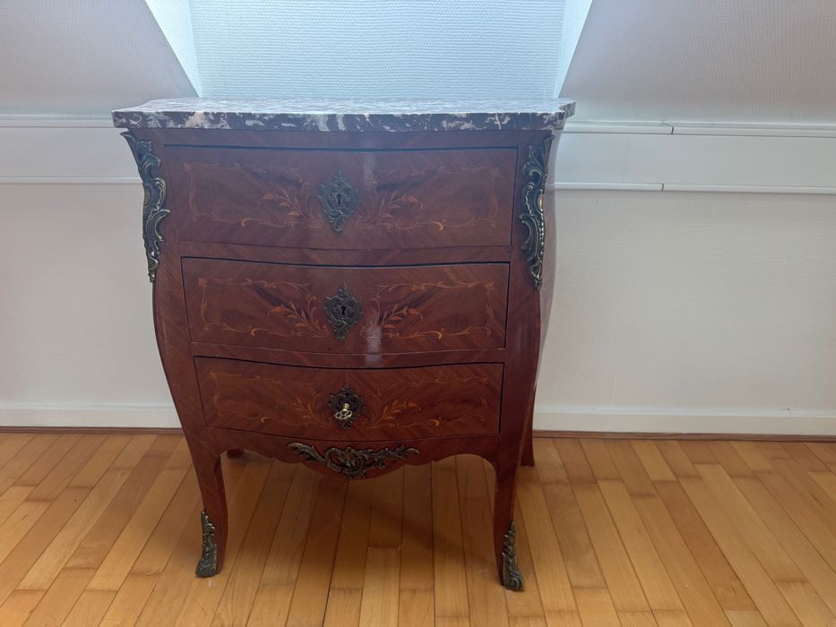 Продавам 3бр антични комода с мраморни плотове