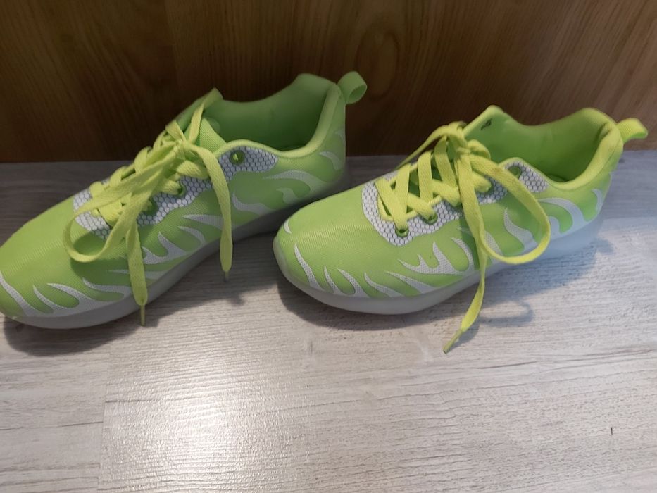 Adidasi fluorescenti nr 38