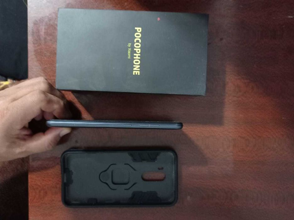 смартфон PocoPhone F1