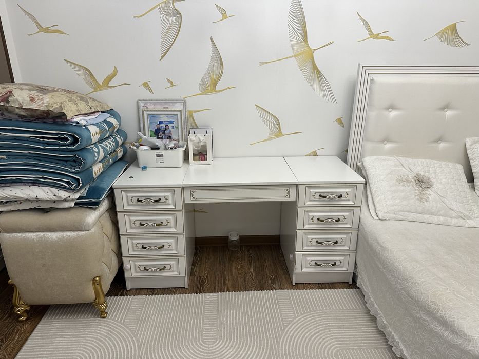 Двухспальняя кровать с тумбочками