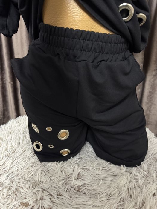 Compleu cu tricou si pantalon scurt de dama cu inele metalice S M L XL
