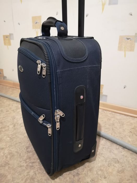 Чемодан среднего размера