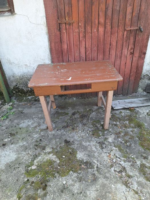 Ретро маса гитинакс и стари дървени маси