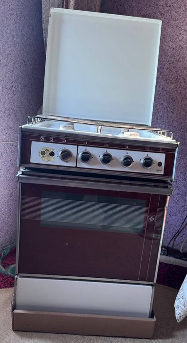 Газовая плита хорошим состояние