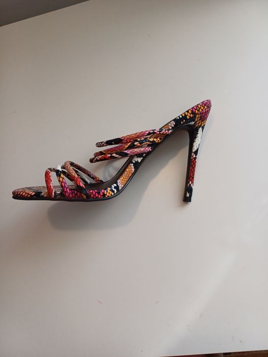 Vând sandale cu toc