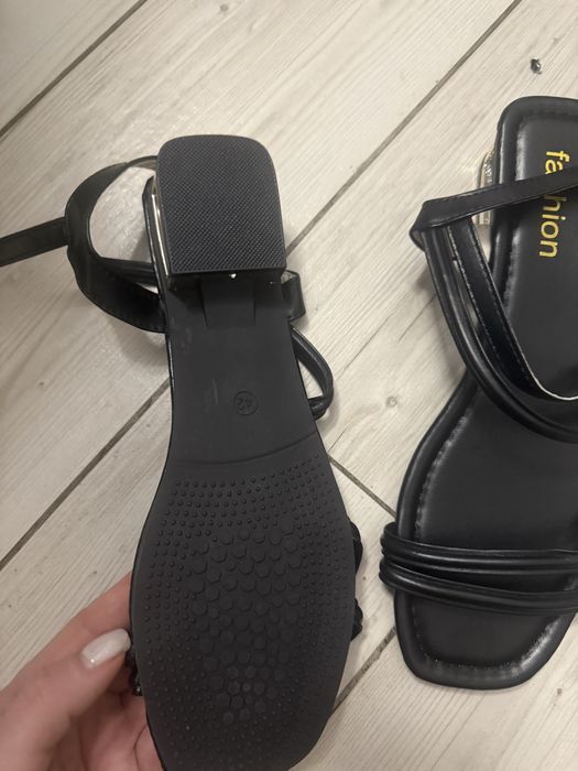 Босоножки низкий каблук