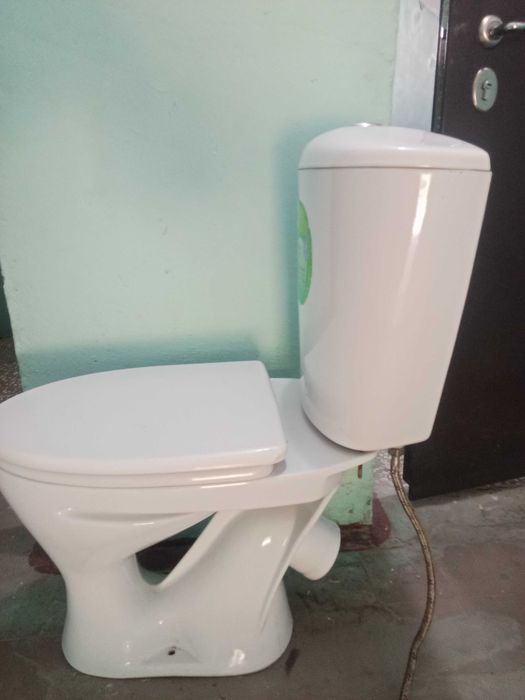 Унитаз  фарфоровый