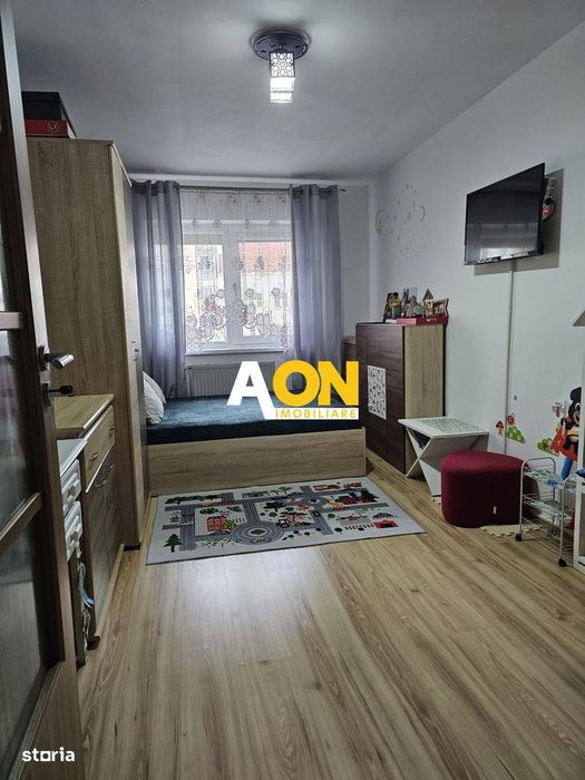 Apartament 3 camere, Cetate, etaj intermediar