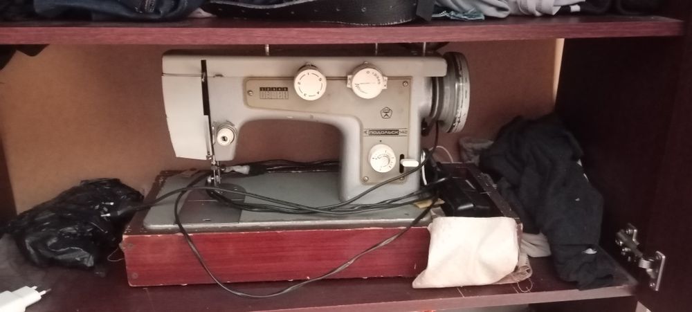 Электрическая швейная машинка СССР