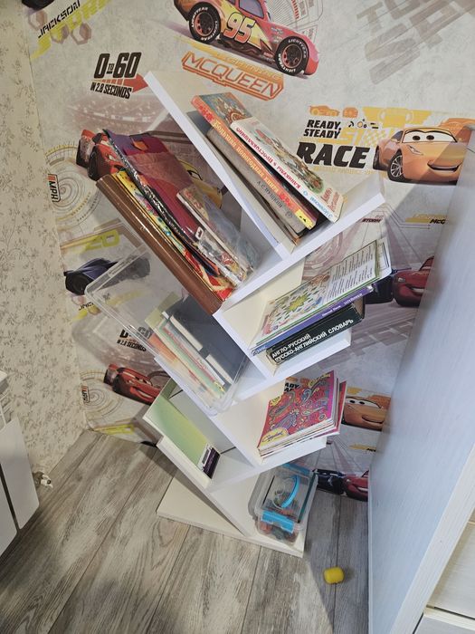 Детский письменный стол и полка для книг