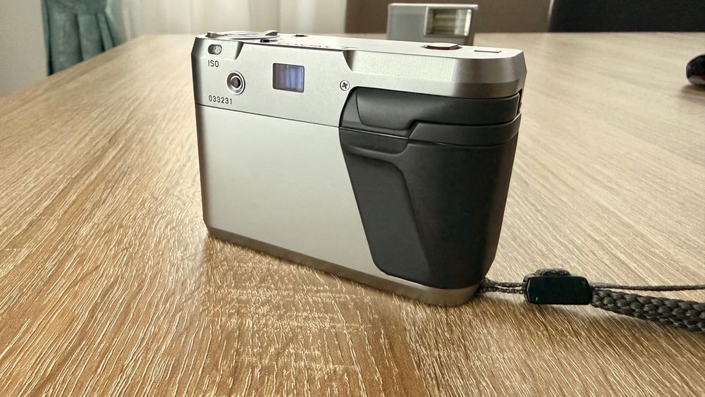 Contax T –TITAN Carl Zeiss Sonnar 38mm f/2.8 + blitz compact