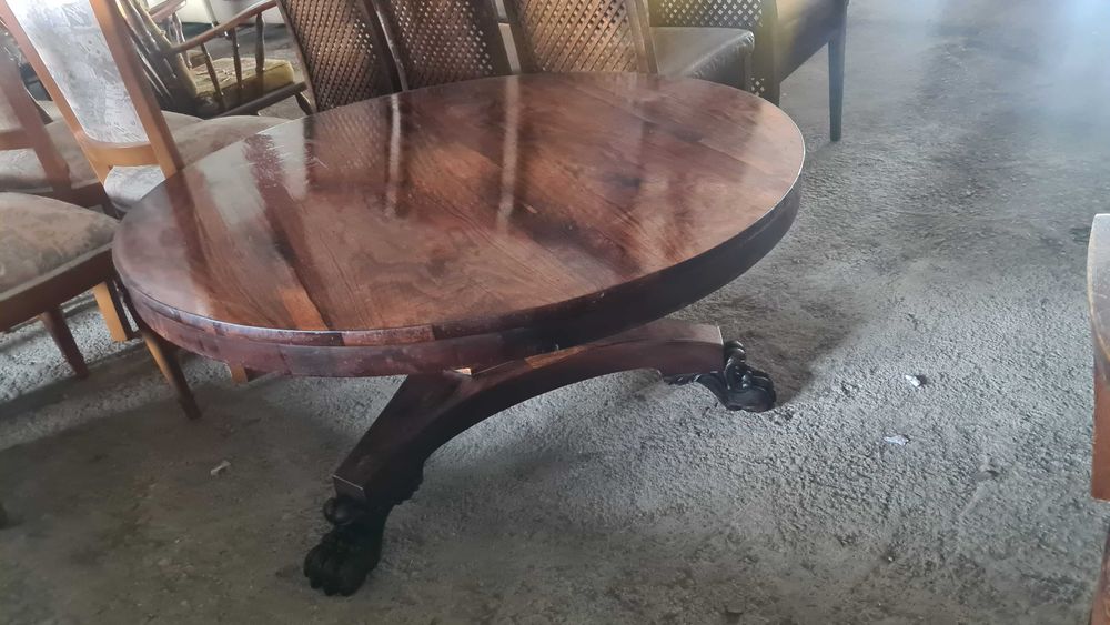 повдигаща се маса с барокови крака