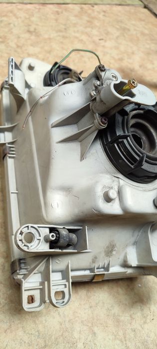 Фары на Toyota Hiace 106
