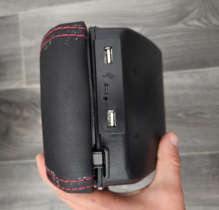 Cotiera auto universala cu 2 porturi USB,model 7H, negru, cusatura rosie , culisanta si rabatabila
