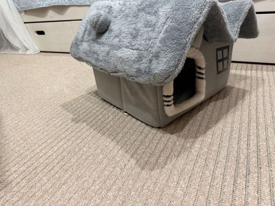 Продам Домик для кошки и игрушки