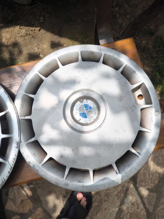 Продавам три броя тасове за BMW 15 инчови.Оригинални.