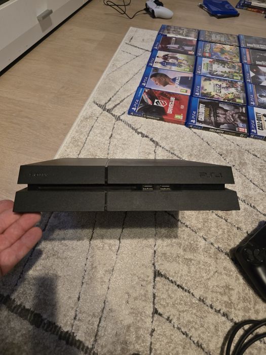 30 jocuri PS4 + Consola PS4 cu 1 TB si 3 manete