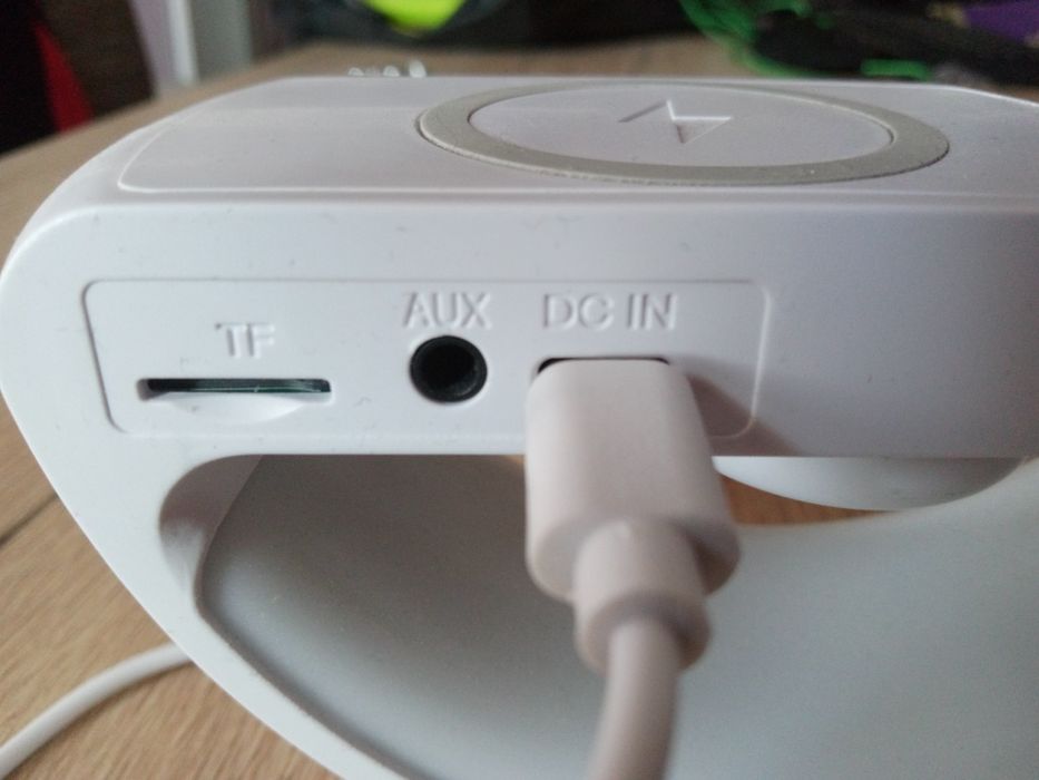 Зарядно устройство за телефони и айфон.