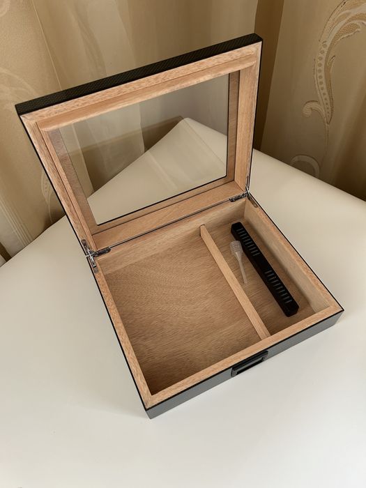 Хумидор за 30 пури – испански кедър, карбонов дизайн, хигрометър