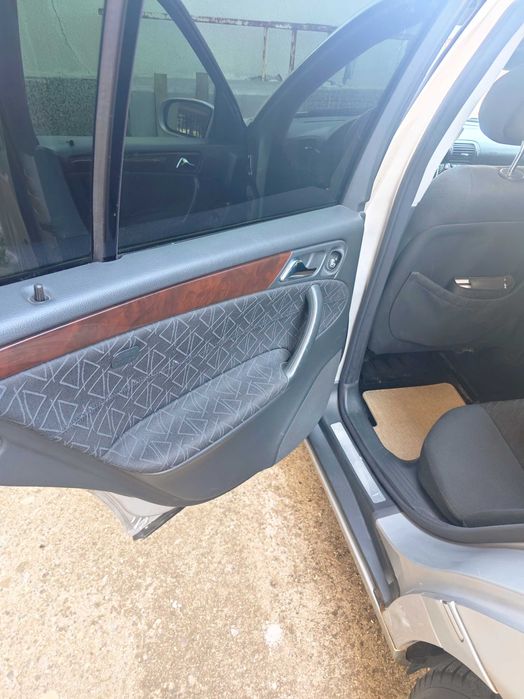Продава се лек автомобил Mercedes C 24, бензин, 2002г.0
