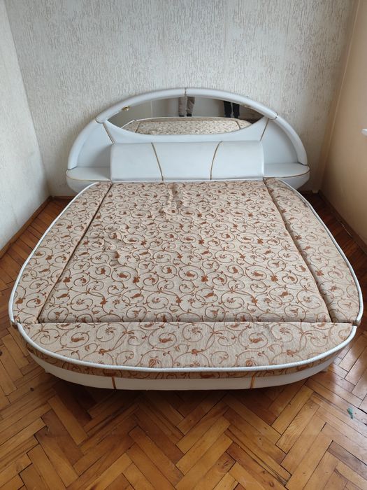 Кожена спалня с огледало