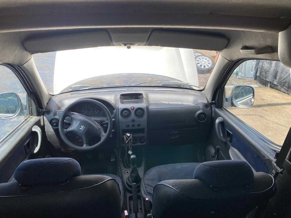 dezmembrez peugeot partner 1.9d cod motor DW8B/haion partner/usa fata