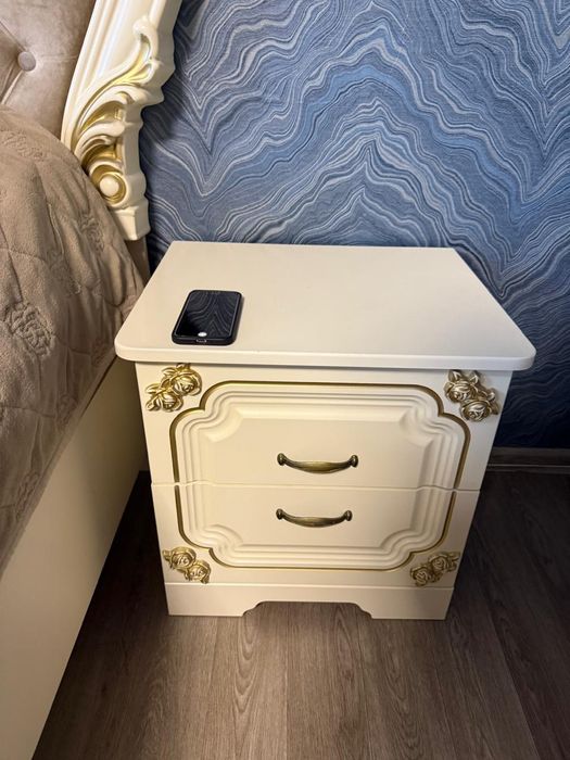 Продам тримо и при кроватные тумбочки.