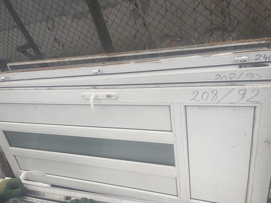 De vânzare uși geamuri second Hand de termopan și calorifere din tablă
