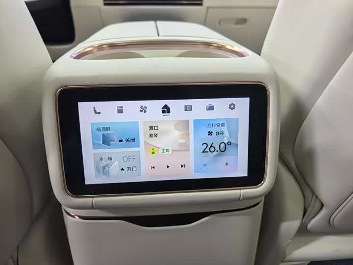 Lynk & Co 900  2.0T Explorer Edition