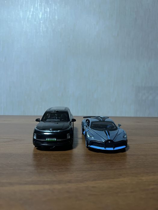 Игрушечные машины Bugati и Li9