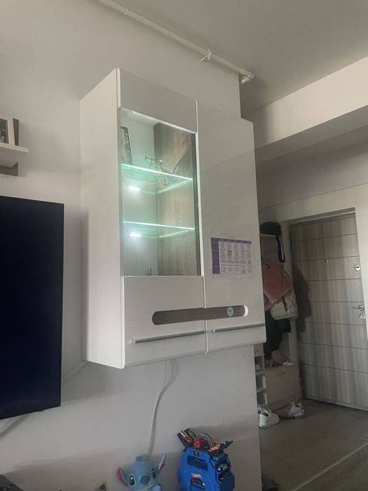 Vand biblioteca cu lumini