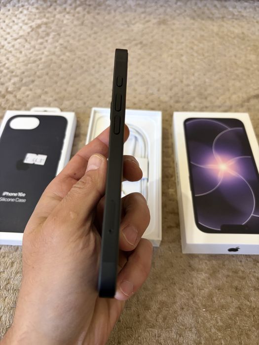 Продавам Iphone 17e 256GB Black