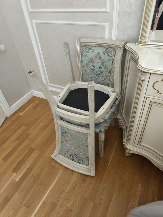 Срочно продам стол со стульями в отличном состоянии.