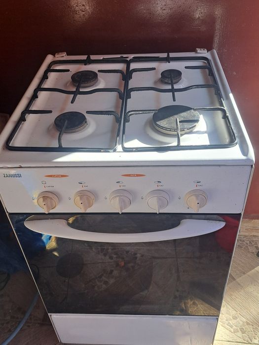 Vand aragaz cu 4 ochiuri si cuptor stare foarte buna