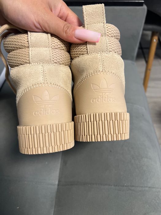 Сникърс и на Адидас