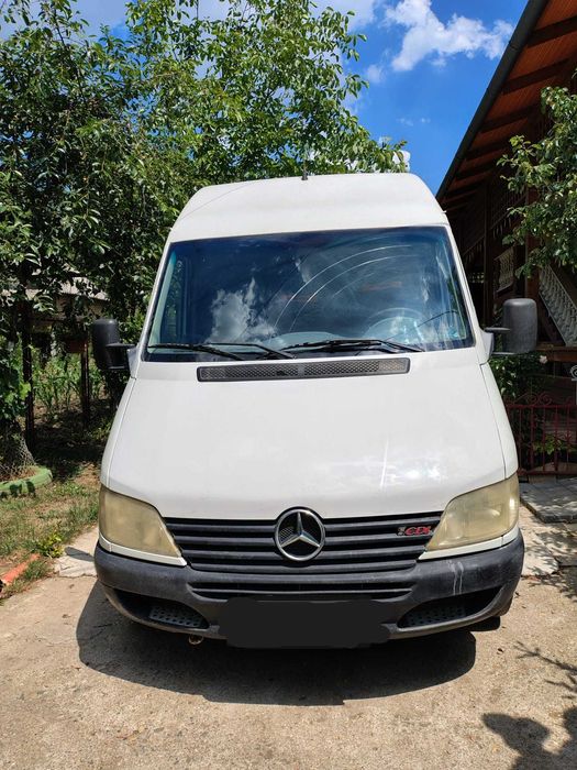 Vindem AUTOUTILITARA MERCEDES SPRINTER 211CDI3550, anul 2000, in stare buna de functionare cu toate actele la zi. PRETUL 4000euro, tel. 0764 717 121.