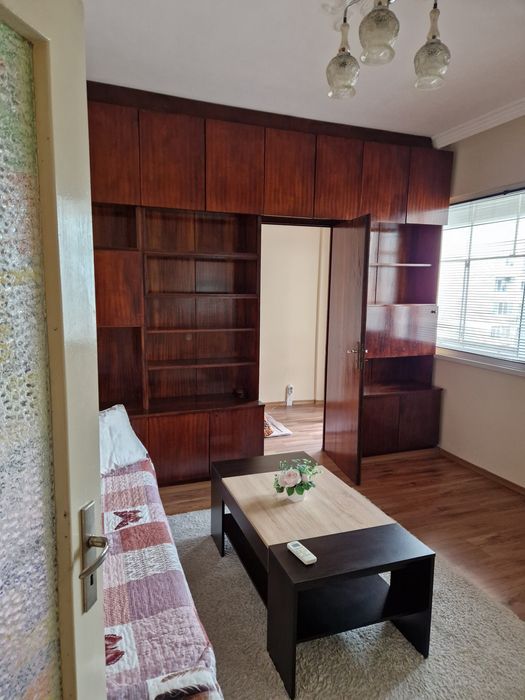 Продавам холна маса