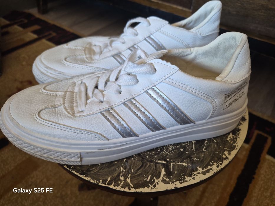 Белые красовки .