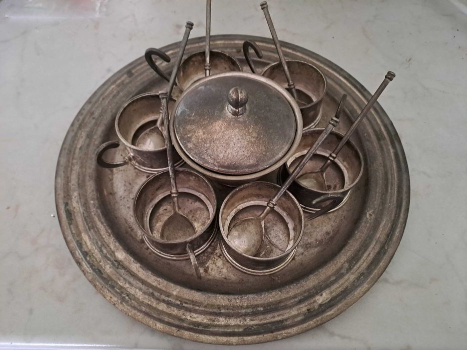 Старинен поднос със стаканчета за чаши, лъжички и захарница