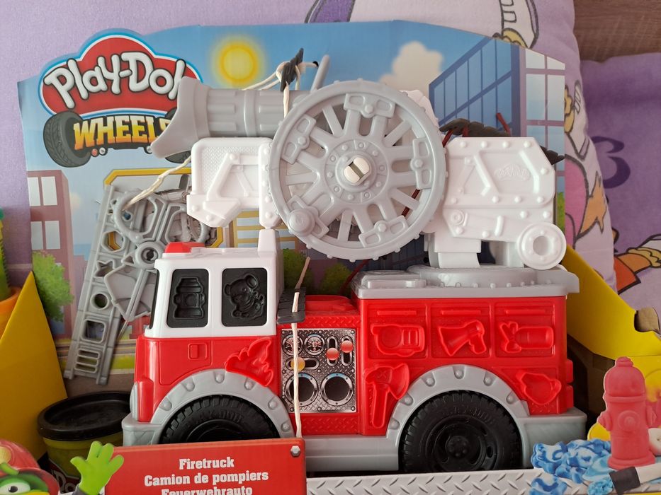 Play Doh  Пожарна станция и Пожарен камион.Обща цена 27 €
