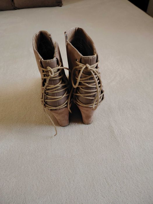 Оригинални дамски боти