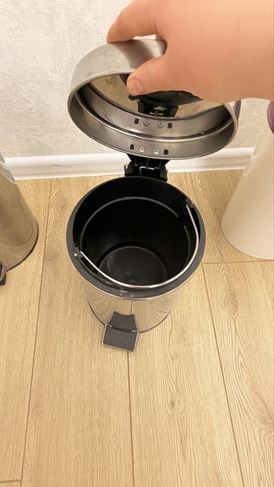 Мусорные ведра.