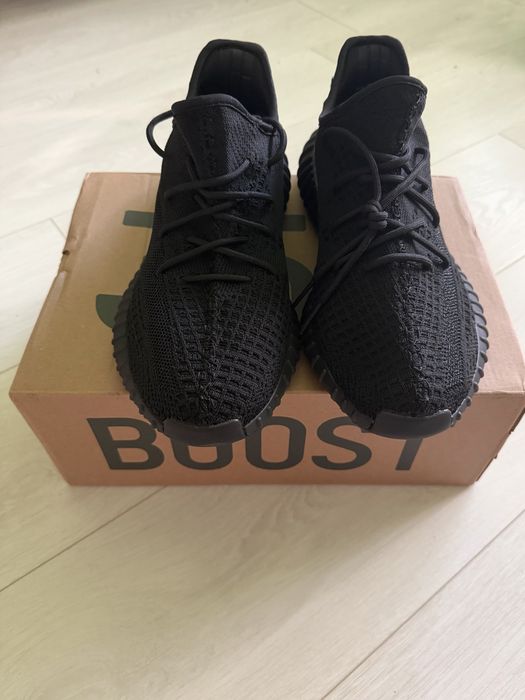 Yezzy 350 Onyx 42 2/3