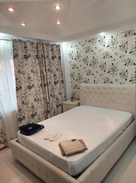 Inchiriez apartament in regim hotelier  2  camere+living mare  Rm sarat  zona centrala parter