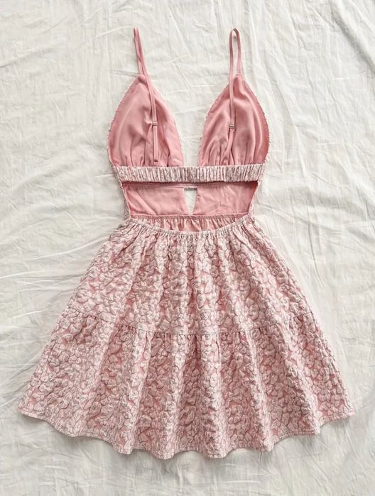 Платье летнее с элегантным вырезом