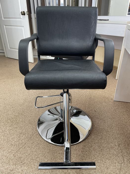 Парикмахерское кресло для стрижки