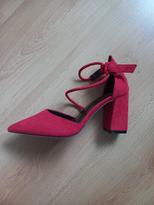 Червени велурени обувки