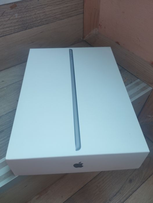 iPad 9 64GB WiFi, с оригинална кутия, зарядно и два калъфа, като нов