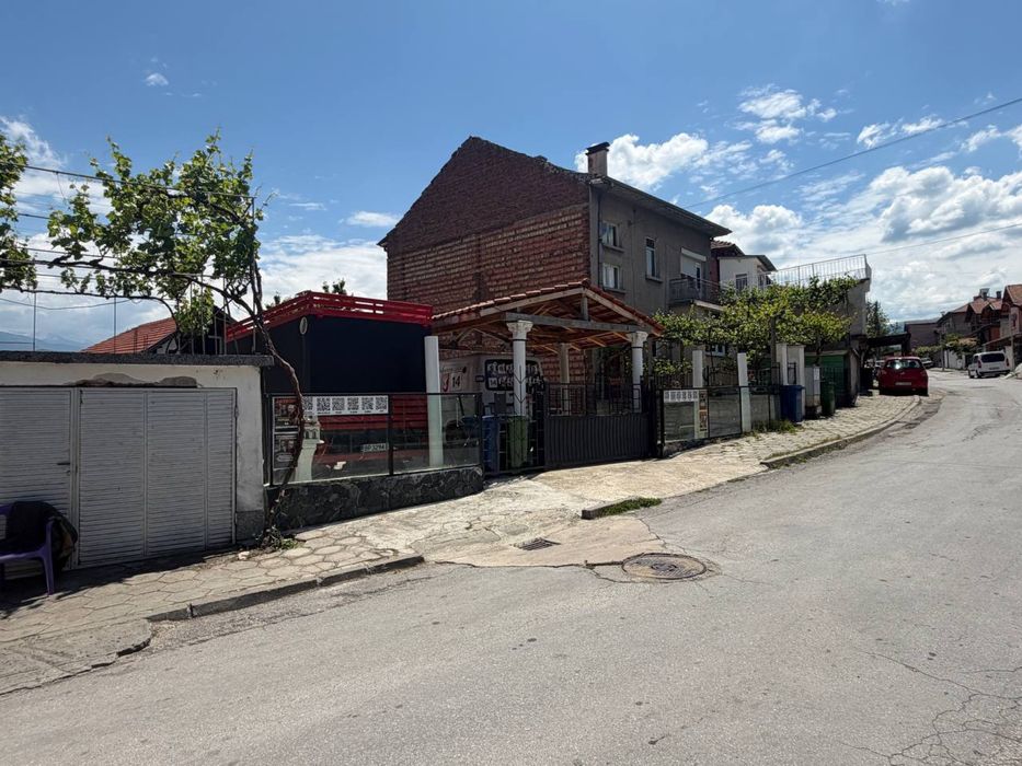 Продава се парцел с къща в гр. Симитли – 360 кв.м