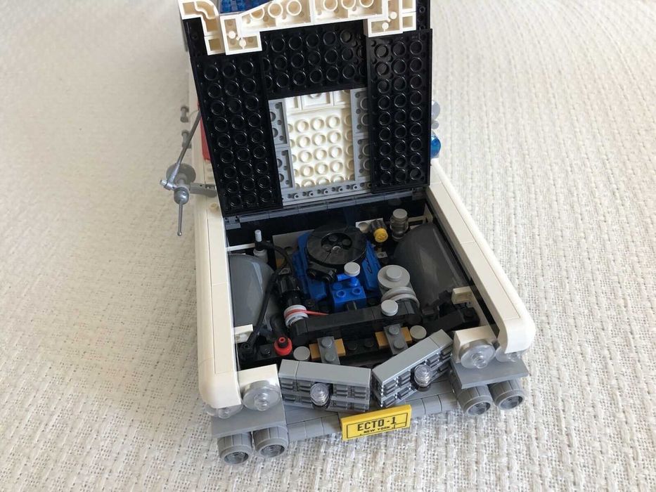 LEGO Icons: Ghostbusters ECTO-1 2352 части/елемента